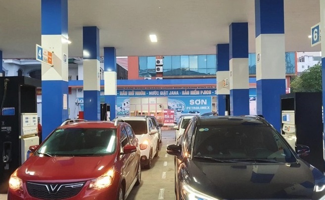 Lo giá tăng cao, nhiều cửa hàng xăng dầu ở Hà Tĩnh kẹt cứng người mua