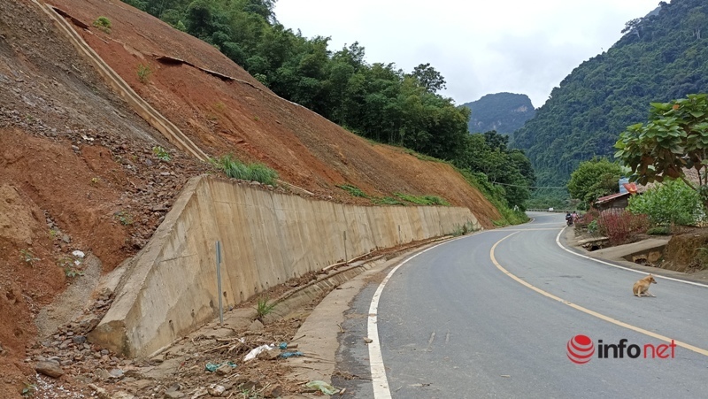 Vết nứt kéo dài 100m dọc sườn núi, nguy cơ rủi ro trên QL 15A
