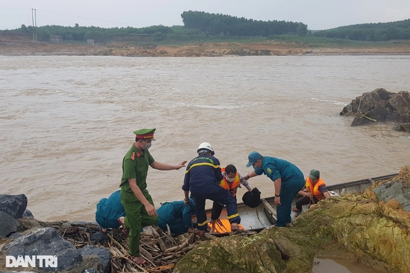 Tàu chở đoàn cán bộ gặp tai nạn trên sông Thạch Hãn: Đã giải cứu được 7 người, tiếp tục tìm kiếm giám đốc doanh nghiệp
