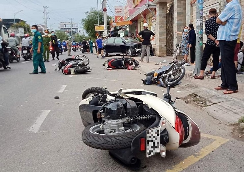 Ô tô mất lái húc văng 6 xe máy ở Vũng Tàu, dân mạng thảng thốt nhìn hiện trường