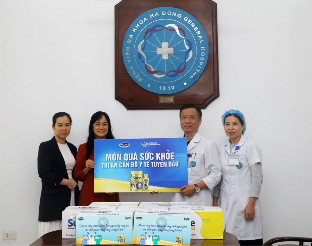 Vinamilk Sure Prevent Gold trao tặng 200.000 sản phẩm đến y bác sĩ, tiếp sức tuyến đầu khỏe mạnh