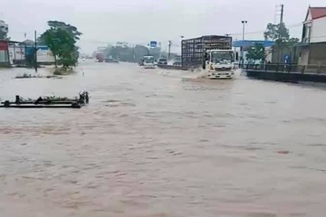 Đường ngập sâu, sạt lở nặng, giao thông ách tắc sau mưa lớn ở Hà Tĩnh