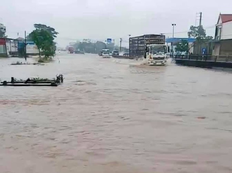 Đường ngập sâu, sạt lở nặng, giao thông ách tắc sau mưa lớn ở Hà Tĩnh