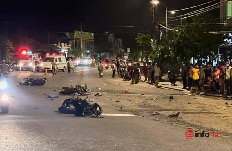 Hiện trường vụ tai nạn ô tô tông hàng loạt xe máy, 3 người thương vong ở Quảng Nam
