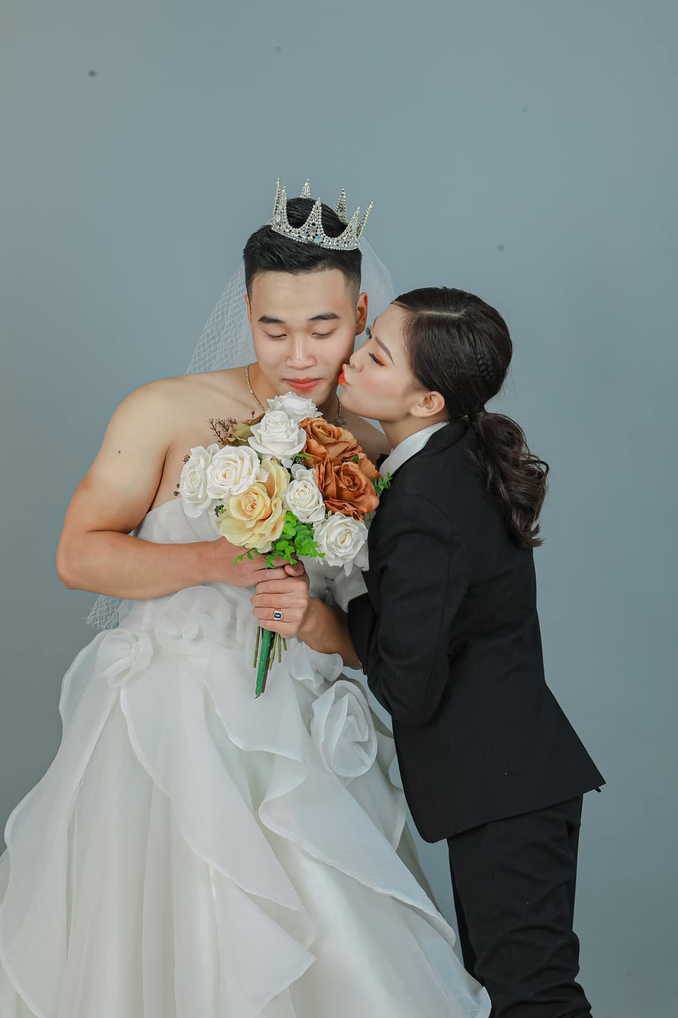 Cặp đôi Thái Nguyên 'gây bão' mạng khi khoe ảnh cưới đổi vai 'độc lạ'