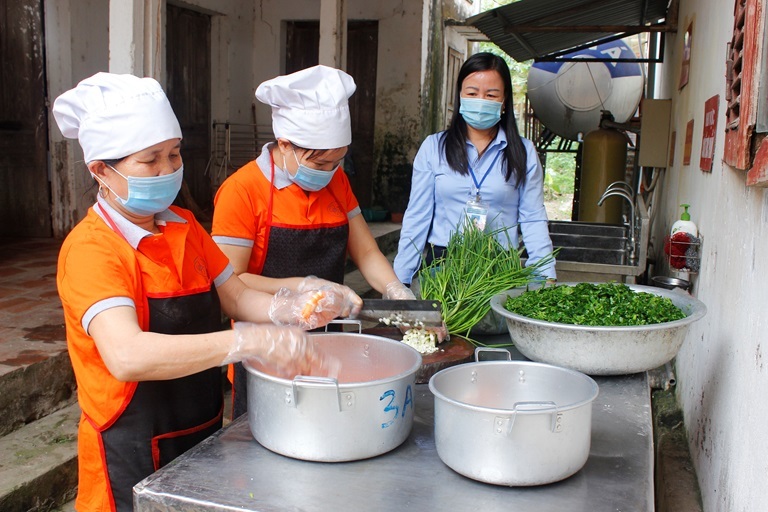 Quảng Ninh: Tăng cường biện pháp đảm bảo an toàn thực phẩm trong bếp ăn bán trú