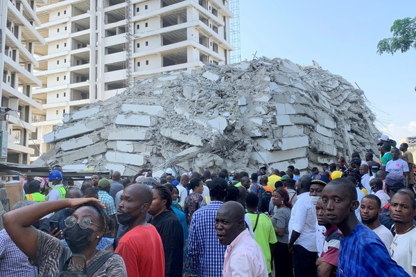 Cận cảnh tòa nhà 21 tầng đổ sập, 6 người chết, 100 người mất tích