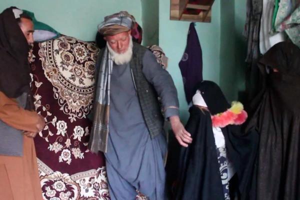 Afghanistan: Bé gái 9 tuổi bị bán làm vợ người đàn ông 55 tuổi để cứu đói cho cả nhà