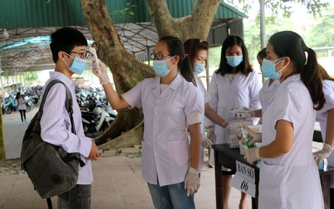 Hôm nay, học sinh khối 9 nhiều huyện của Hà Nội quay lại trường học
