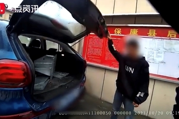 Cảnh sát tóm sống tên trộm ngủ quên trong xe gần công trường xây dựng