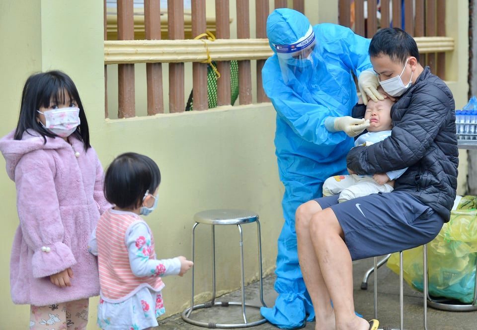 Xét nghiệm ngàn người tìm F0 ở Mê Linh, trẻ 3 tháng tuổi cũng đi xét nghiệm