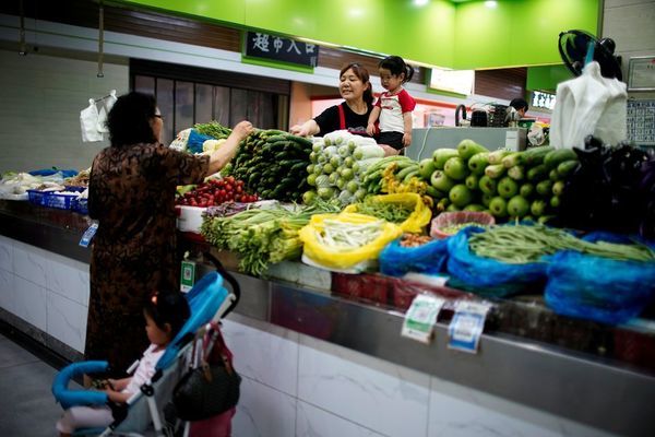 Tình cảnh trái ngược ở Trung Quốc: Người thờ ơ, người đổ xô vào siêu thị mua hàng tích trữ