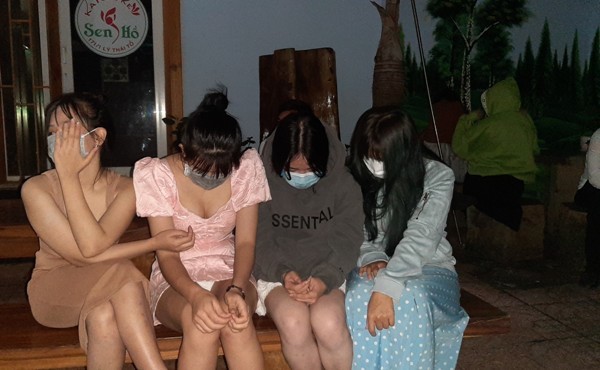 6 nữ nhân viên karaoke dẫn khách hát trốn vào 'phòng bí mật' khi bị kiểm tra