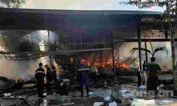 2 vụ cháy lớn giữa trưa nắng ở TP.HCM, hàng trăm cảnh sát vẫn đang dập lửa