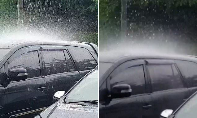 Khoảnh khắc kỳ quặc mưa xối xả nhưng chỉ rơi trúng vào một chiếc ô tô