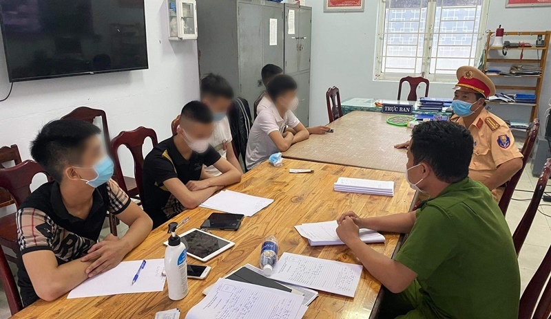 7 nam nữ thuê xe từ Đà Nẵng vào Quảng Nam để 'bay lắc'