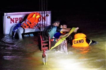 Quảng Ngãi: 2 vợ chồng cùng xe tải bị nước lũ cuốn trôi khi qua cầu tràn trong đêm