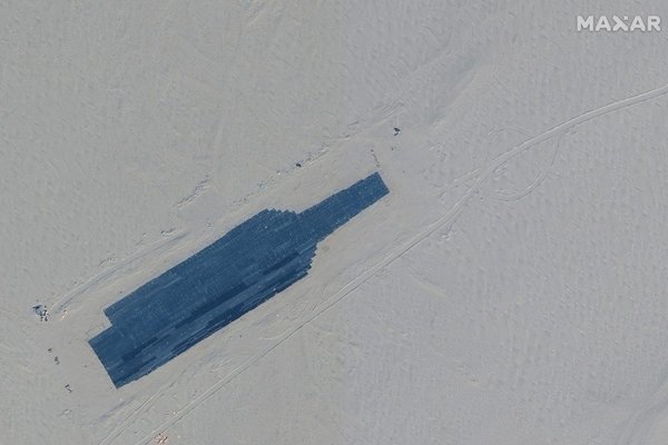 'Tàu sân bay Mỹ' xuất hiện giữa sa mạc Trung Quốc