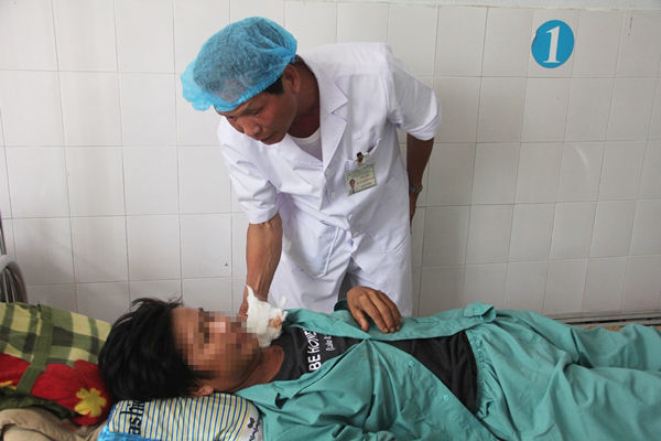 Quảng Nam: Kịp thời cứu sống người đàn ông dùng rựa cắt cổ tự tử