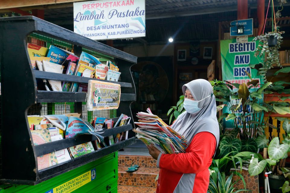 Trẻ em Indonesia ‘học chữ’ theo cách không ai ngờ