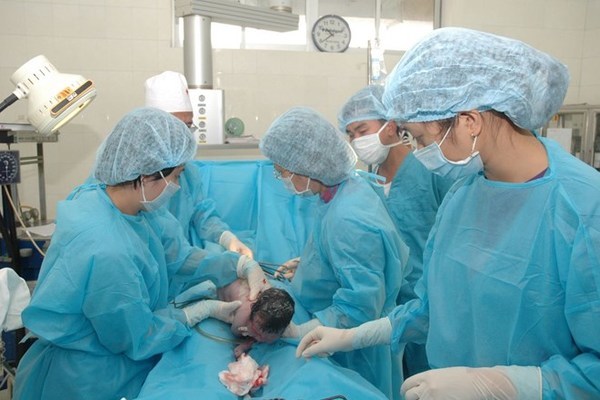 Ca mổ sinh đặc biệt: Bác sĩ thót tim với thai nhi bị 'mớ' u xơ chèn