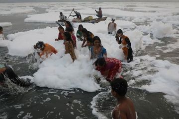 Ấn Độ: Sông nổi bọt trắng đầy hóa chất, người dân vẫn tắm và đánh cá