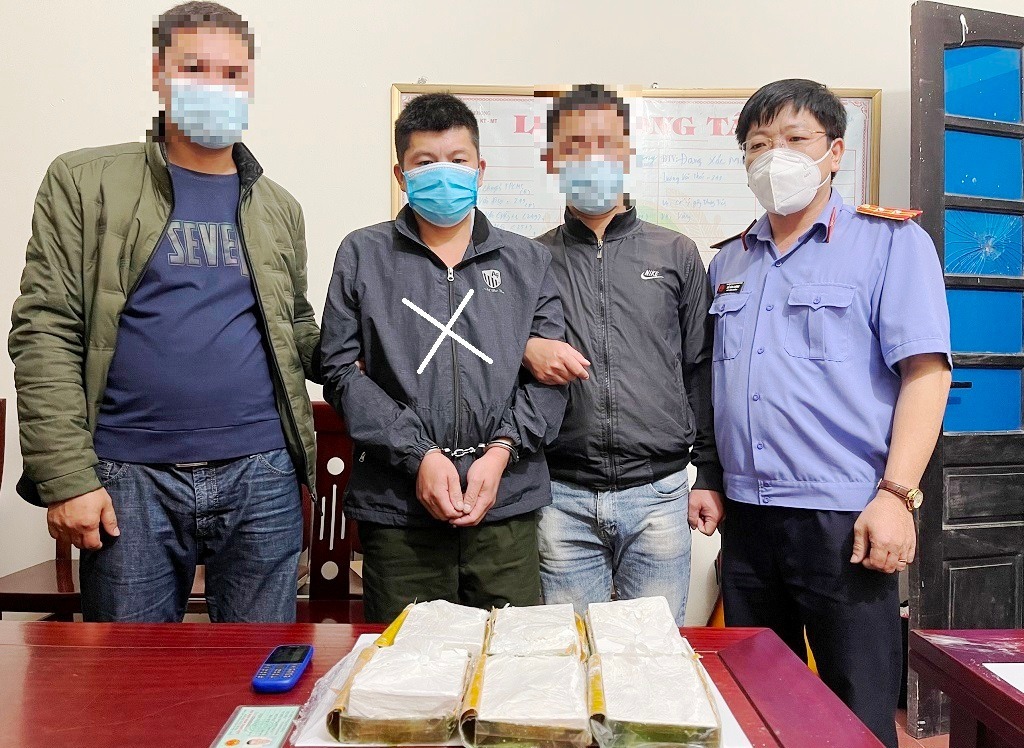 'Nữ quái' mang 18.000 viên ma túy tổng hợp bị vây bắt trong đêm