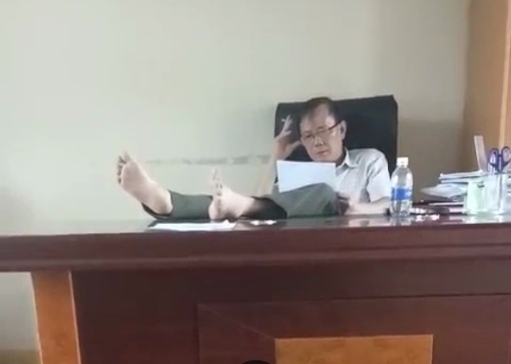 The chief ranger who put his feet on the desk was demoted to be a deputy