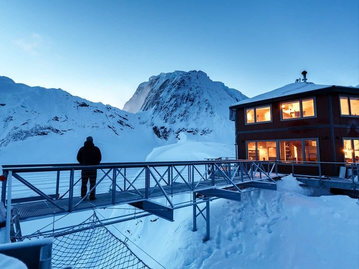 Khách sạn hẻo lánh nhất thế giới, ban ngày đi bộ trên sông băng, ban đêm ngắm cực quang