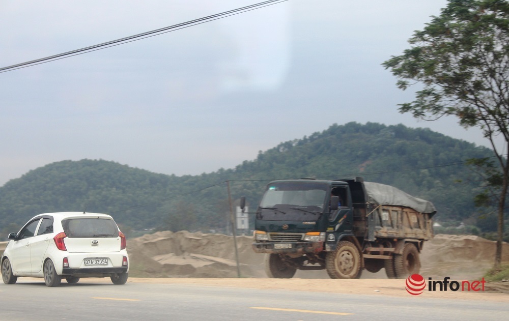Nghệ An: Xe chở cát sỏi 'bát nháo' trên quốc lộ gây ô nhiễm môi trường, tiềm ẩn TNGT