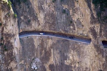 Khám phá con đường xuyên núi ngoạn mục bậc nhất ở Trung Quốc