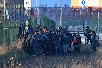 Dòng người di cư bất hợp pháp tràn vào Ba Lan từ Belarus
