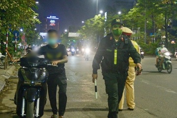 Cảnh sát cơ động bắt 8 đối tượng đua xe, lạng lách đánh võng tại Hà Nội