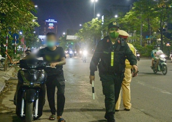 Cảnh sát cơ động bắt 8 đối tượng đua xe, lạng lách đánh võng tại Hà Nội