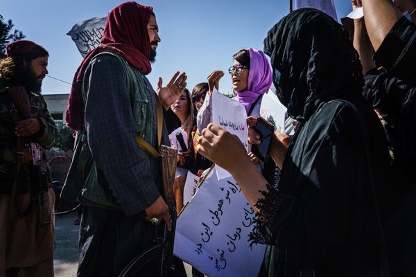 'Cuộc chiến không tiếng súng' giữa phụ nữ Afghanistan và Taliban