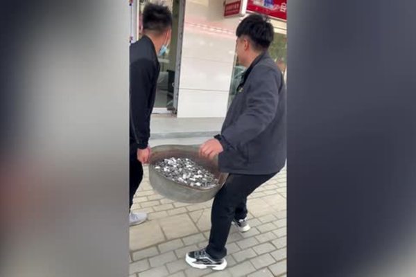 Chú rể ‘khóc thét’ khi nhận thùng quà cưới có 10.000 đồng tiền xu