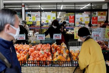 Người Nhật đổi cách sống để đối phó 'cơn bão' giá xăng và thực phẩm