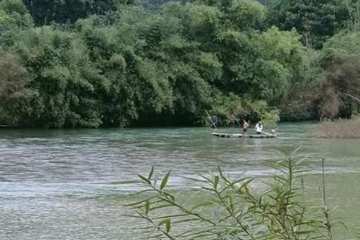 Tìm thấy thi thể bé trai 2 tuổi trên sông Ngàn Sâu, nghi bị đuối nước khi theo anh đi bắt cá