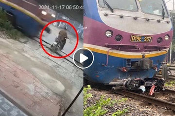 Nam thanh niên đi xe máy bị tàu hỏa cán qua tử vong, đoạn clip 15 giây khiến tất cả ám ảnh