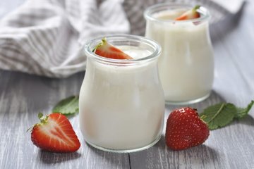 Chuyên gia dinh dưỡng: Một hộp sữa chua sẽ tốt hơn một cây kem