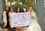 Hội bạn thân tặng phong bì ‘siêu to khổng lồ' cho cô dâu khiến dân mạng cười nắc nẻ!
