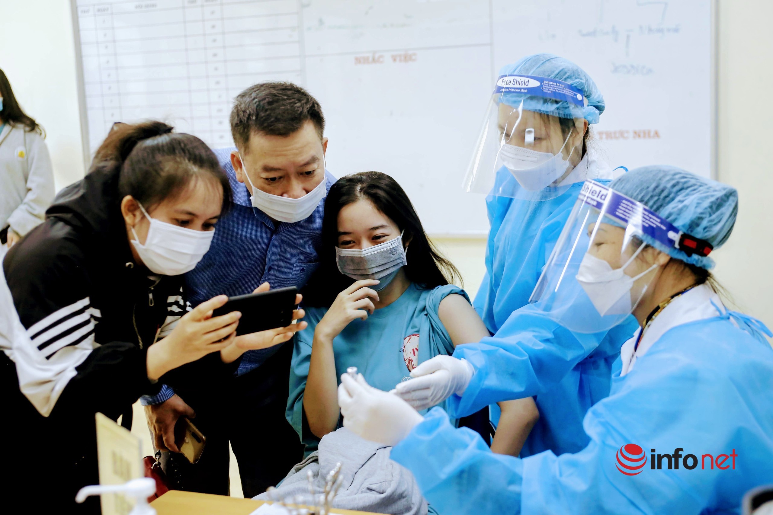 Sáng nay hàng nghìn học sinh Hà Nội tiêm vắc xin, phụ huynh mong con sớm đi học lại
