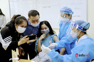 Sáng nay hàng nghìn học sinh Hà Nội tiêm vắc xin, phụ huynh mong con sớm đi học lại