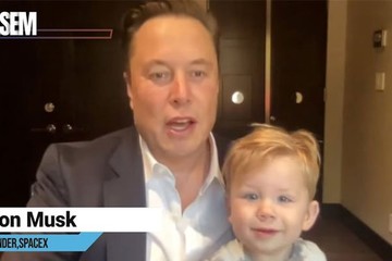 Tỷ phú Elon Musk vừa bế con vừa họp online
