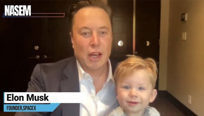 Tỷ phú Elon Musk vừa bế con vừa họp online