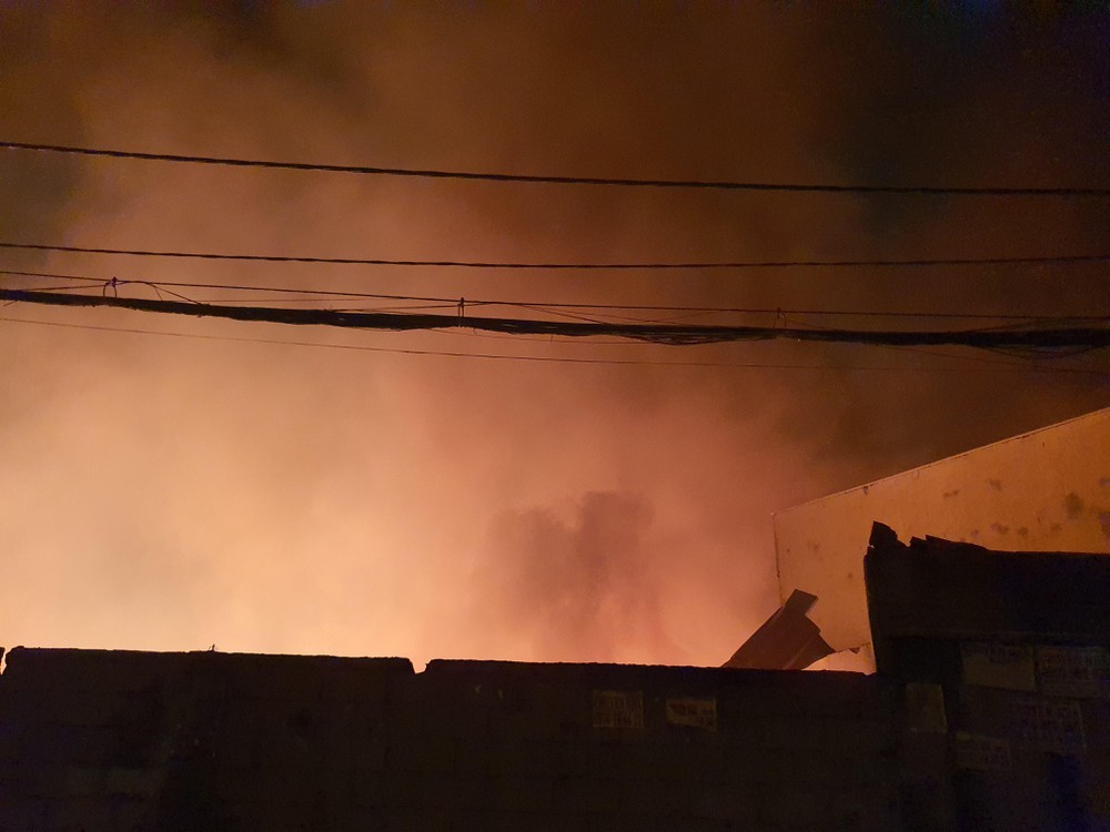 Biển lửa đỏ rực một góc trời, nhiều nhà xưởng bị cháy trong đêm