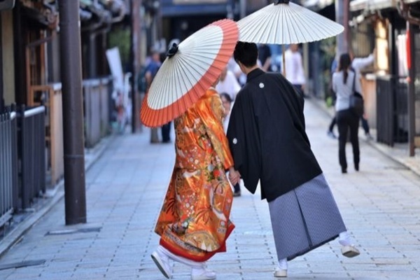 Người Nhật dùng tiền vào việc gì khi đám cưới không tiệc mừng, không tuần trăng mật?