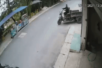 Xe ba gác xuất hiện bất thình lình khiến xe máy gặp nạn