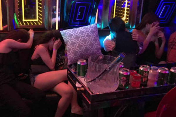 Liên tục tìm người đến quán karaoke mở 'chui', nhiều F0: Chỉ phạt hành chính có ổn?