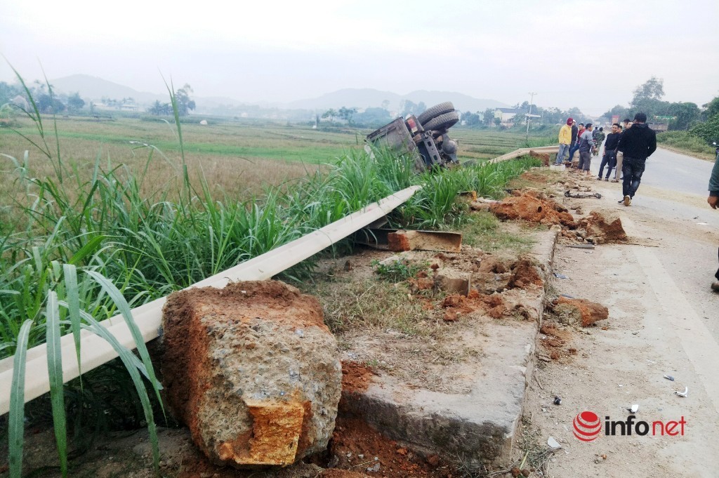 Nghệ An: Xe tải va xe bồn, 'quét' hàng chục mét lan can, lật ngửa bên vệ đường